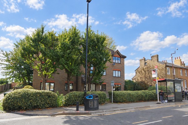 Spacious Refurbished Studio with Patio & Parking – Brentford