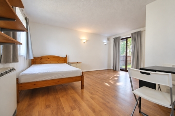 Spacious Refurbished Studio with Patio & Parking – Brentford
