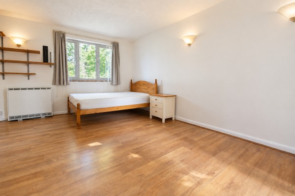 Spacious Refurbished Studio with Patio & Parking – Brentford