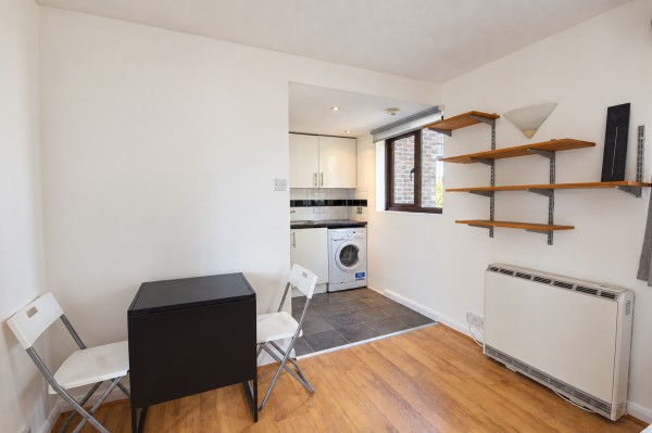 Spacious Refurbished Studio with Patio & Parking – Brentford