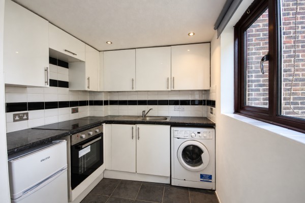 Spacious Refurbished Studio with Patio & Parking – Brentford