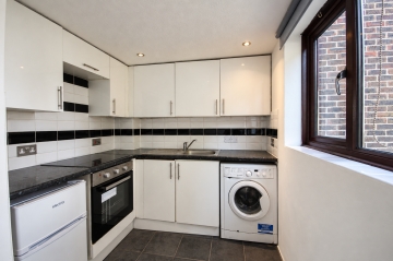 Spacious Refurbished Studio with Patio & Parking – Brentford