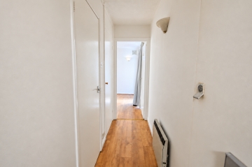 Spacious Refurbished Studio with Patio & Parking – Brentford
