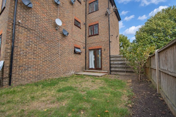 Spacious Refurbished Studio with Patio & Parking – Brentford