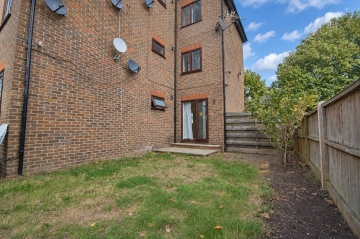 Spacious Refurbished Studio with Patio & Parking – Brentford